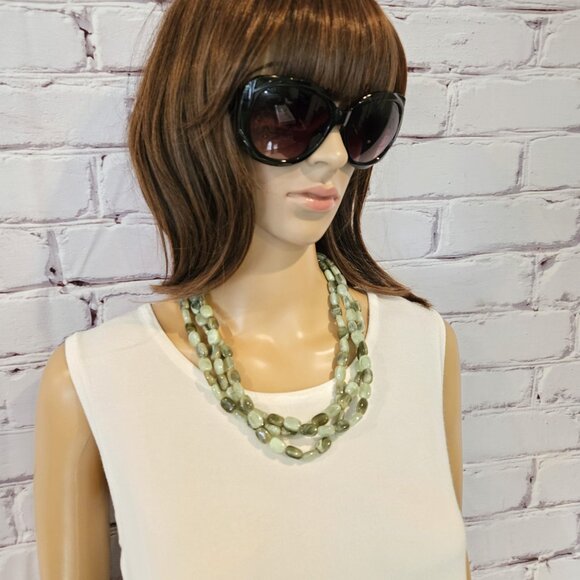 STATEMENT NECKLACE - Jade-like with 3 strands, clasp - Picture 3 of 4